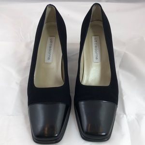 Liz Claiborne black leather soled pump heel